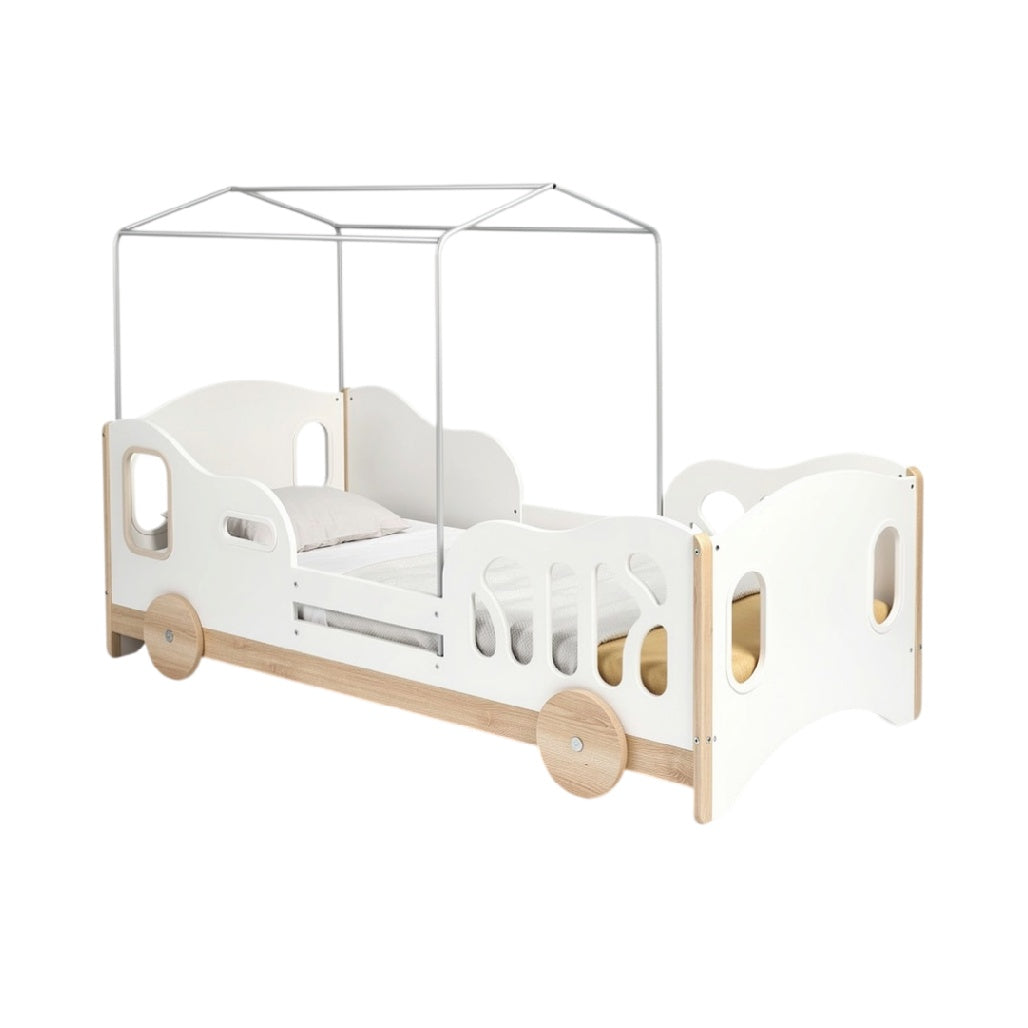 **Technische titel in het Nederlands:** **Moderne houten peuterbed met speelstructuur**